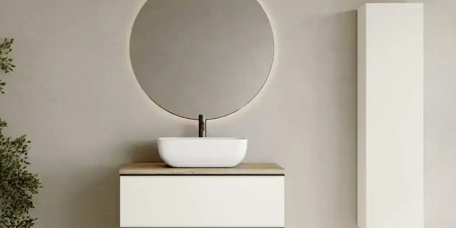 Baño minimalista con mueble suspendido, encimera de madera, lavabo sobre encimera y espejo redondo retroiluminado